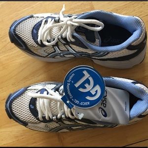 ASICS ladies Gel 240 Training shoes. New in box!